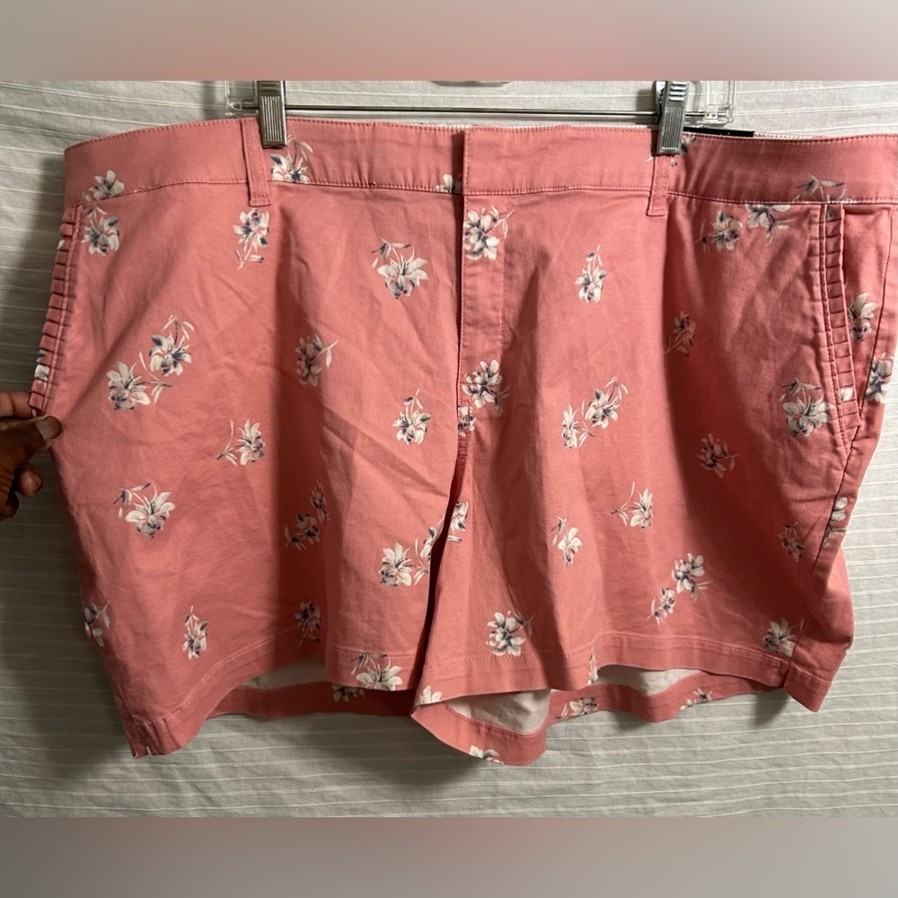 Lane Bryant Womens stretch high-rise pink floral shorts, size 24